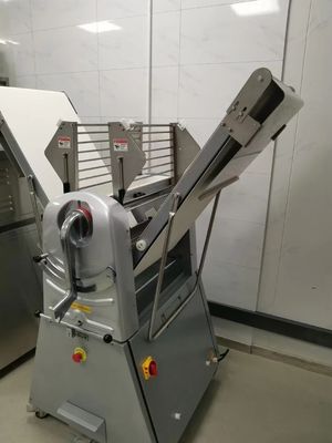 Αναθεωρήσιμη ριπή Croissant μηχανών Sheeter ζύμης ζύμης που κάνει το ευρωπαϊκό ύφος βαρέων καθηκόντων 0.75kw